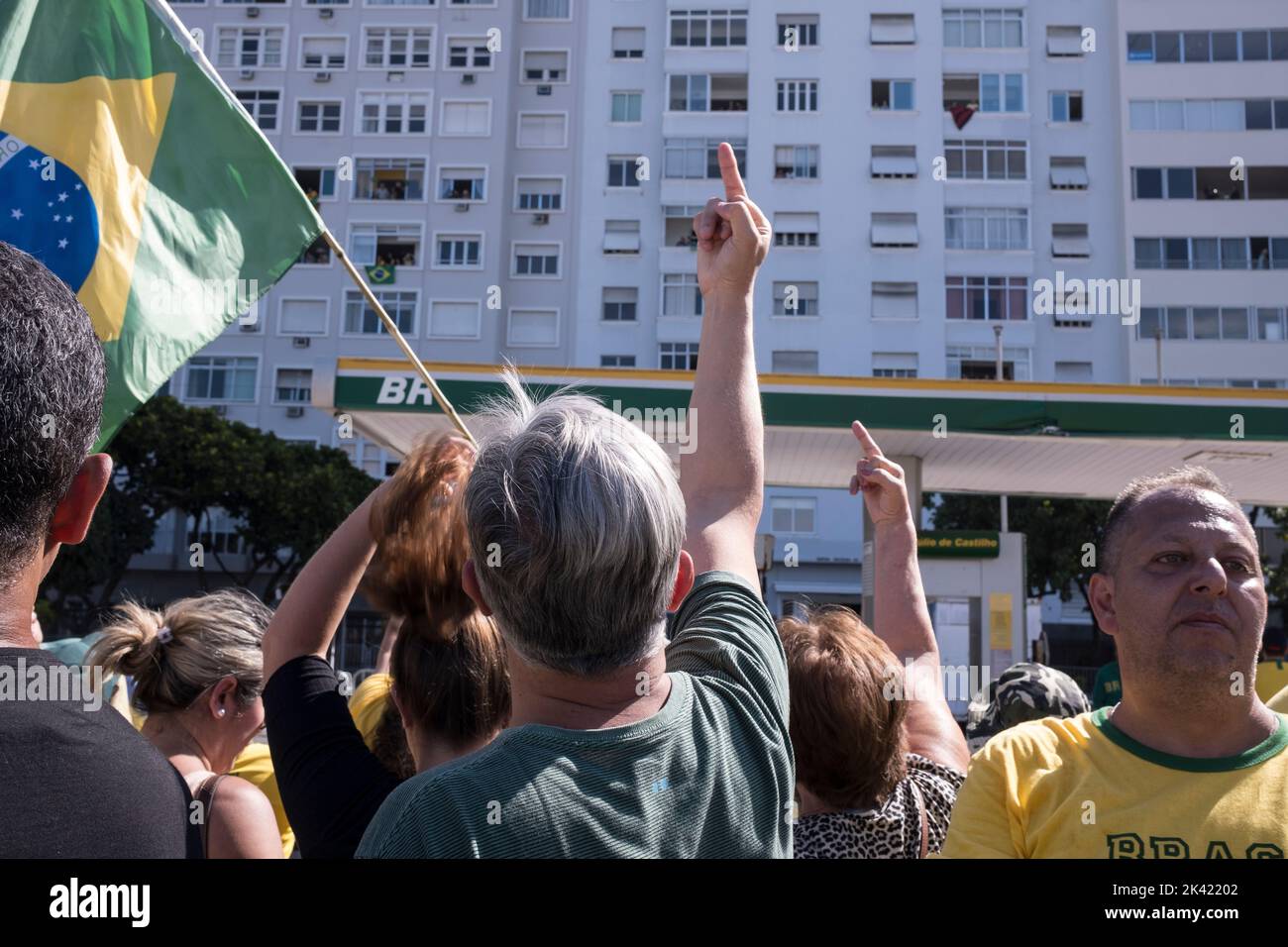 I sostenitori di Bolsonaro tengono una manifestazione politica sulla spiaggia di Copacabana il giorno della celebrazione dei 200 anni di indipendenza del Brasile. Il dimostratore offende e maledice i residenti che hanno espresso simpatia per il candidato presidenziale Luis Inácio Lula da Silva Foto Stock