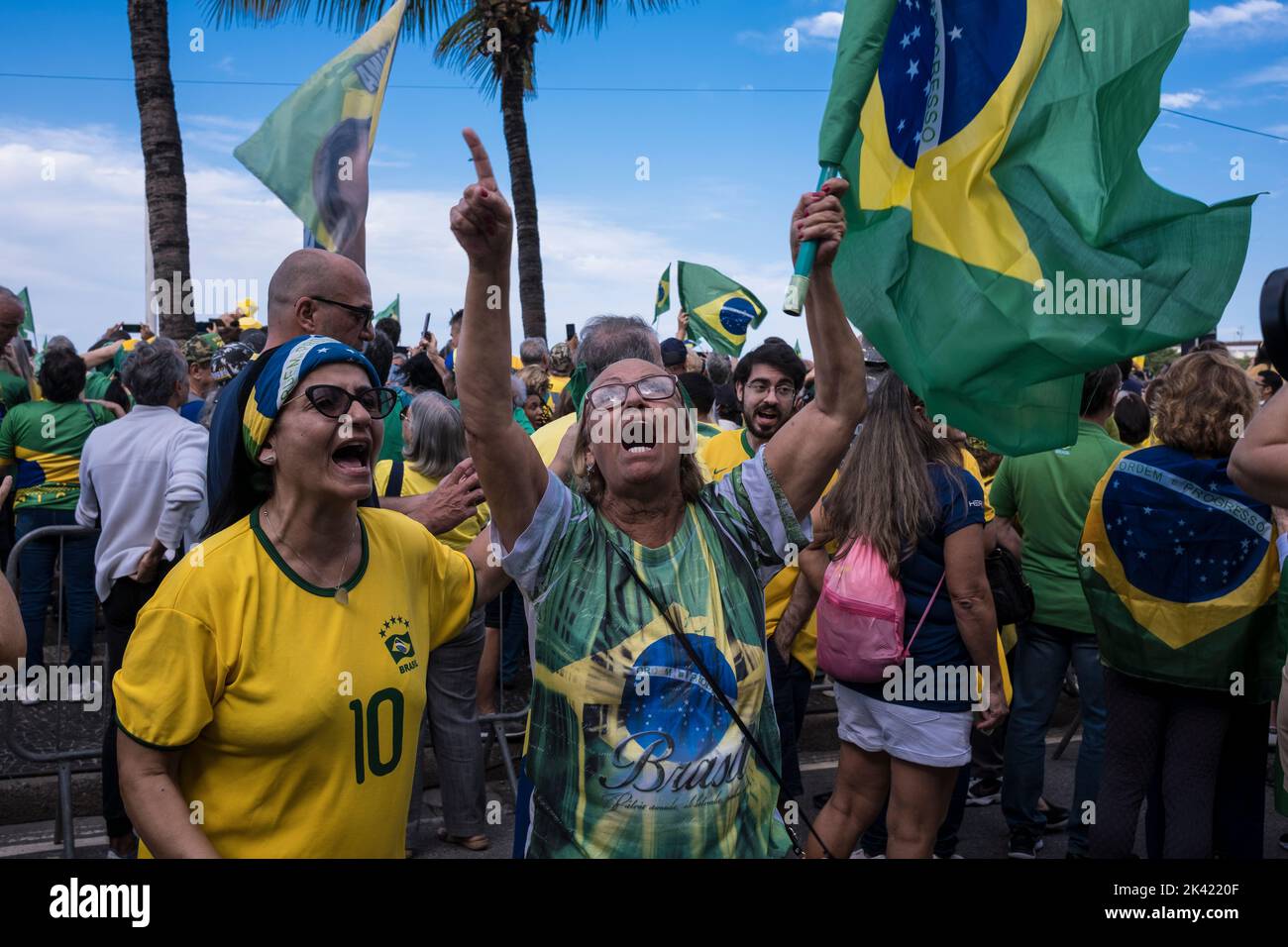 I sostenitori di Bolsonaro tengono una manifestazione politica sulla spiaggia di Copacabana il giorno della celebrazione dei 200 anni di indipendenza del Brasile. Il dimostratore offende e maledice i residenti che hanno espresso simpatia per il candidato presidenziale Luis Inácio Lula da Silva. Foto Stock