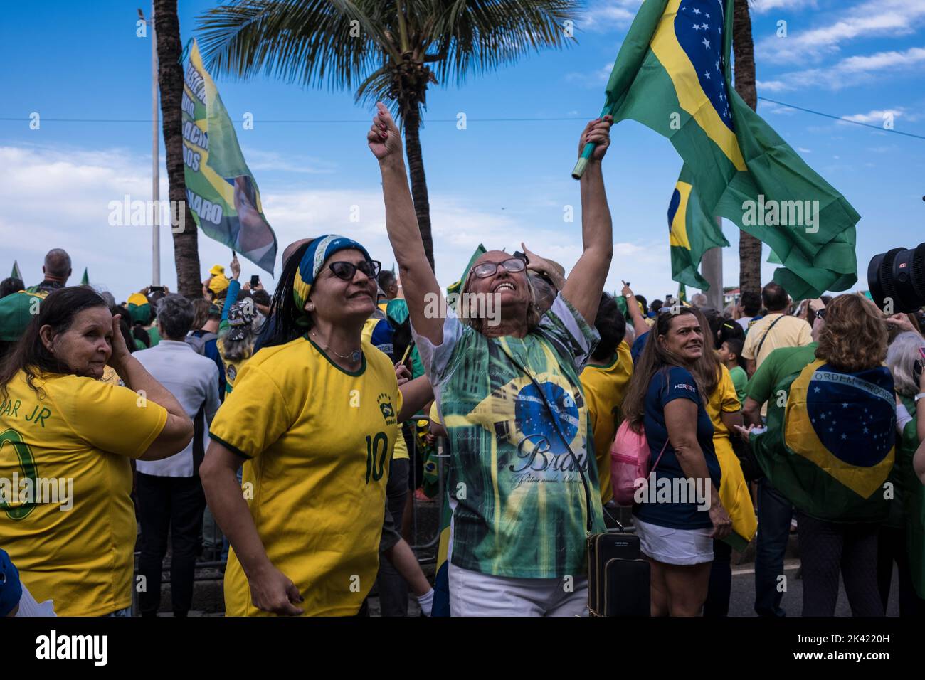 I sostenitori di Bolsonaro tengono una manifestazione politica sulla spiaggia di Copacabana il giorno della celebrazione dei 200 anni di indipendenza del Brasile. Il dimostratore offende e maledice i residenti che hanno espresso simpatia per il candidato presidenziale Luis Inácio Lula da Silva. Foto Stock