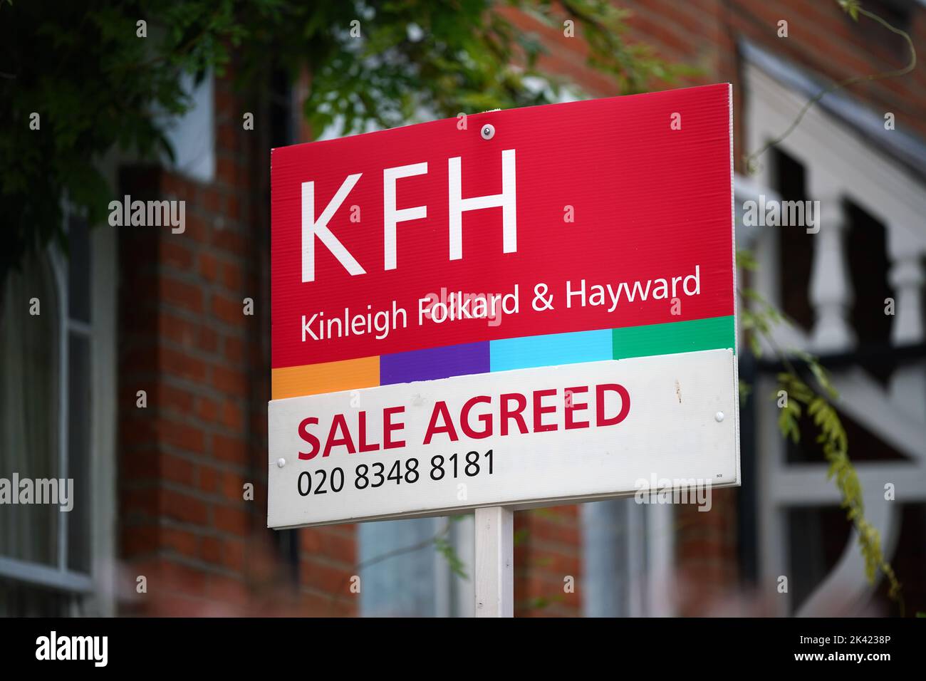 Una visione generale di un agente immobiliare vendita concordato segno a Islington, Londra nord. Foto Stock