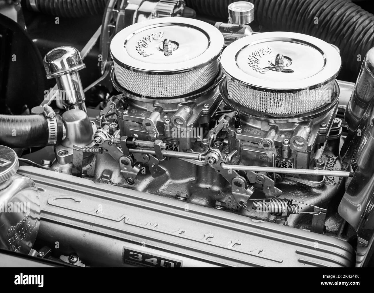FLINT, MI/USA - 22 GIUGNO 2019: Primo piano di un motore Chevrolet Corvette 1962 con presa Edelbrock, fiera automobilistica Sloan Museum, Crossroads Village. Foto Stock