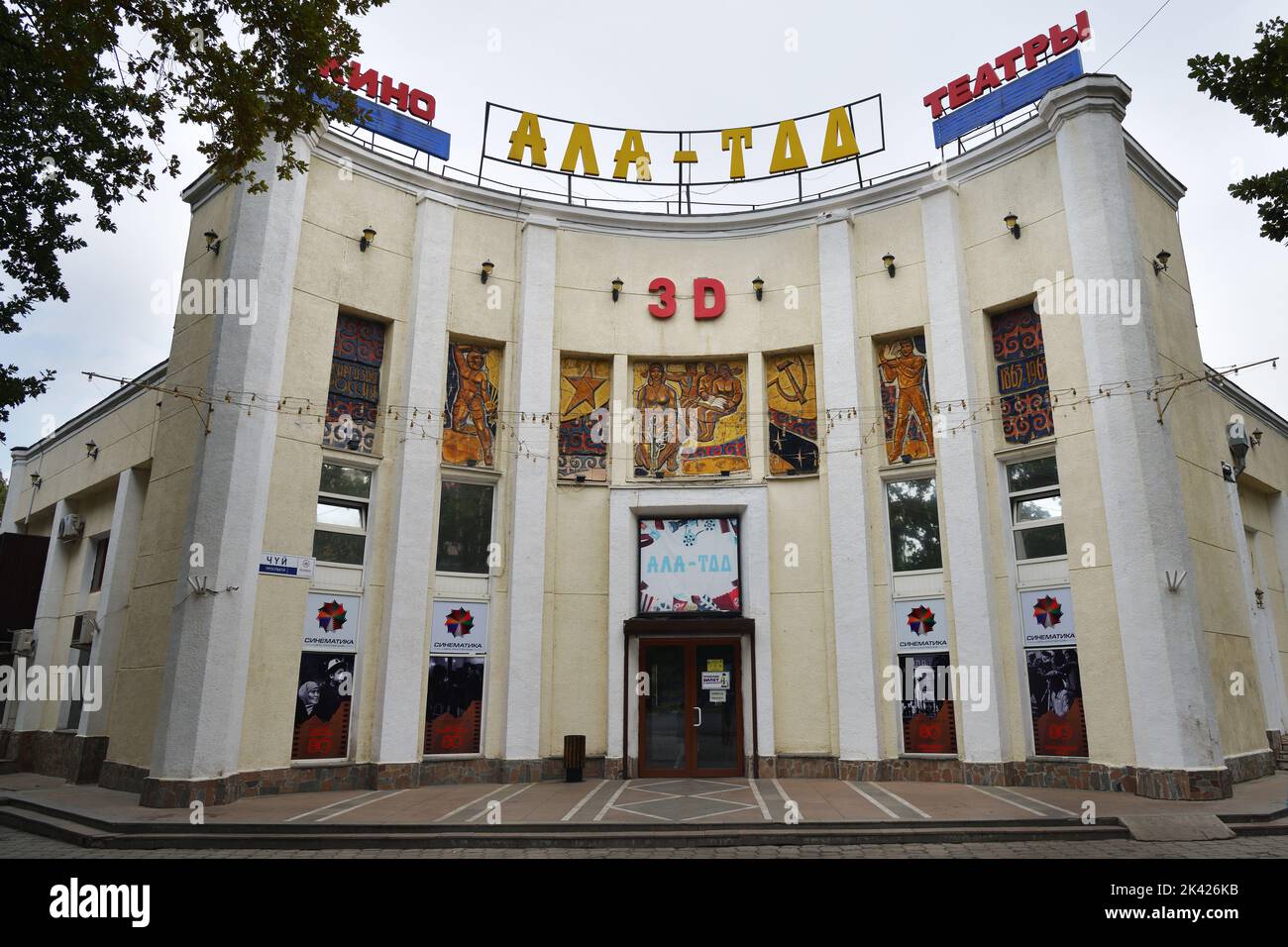 Bishkek, Kirghizistan - 11 settembre 2022:costruzione del cinema Ala anche in stile architettonico sovietico. Capitale del Kirghizistan. Bishkek precedentemente Frunze Foto Stock