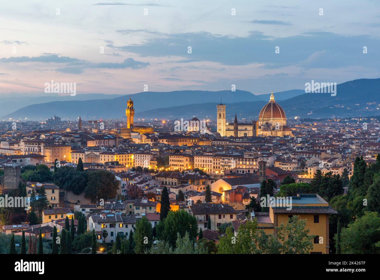 Vista serale del centro storico di Firenze e del Duomo con la cupola del Brunelleschi Foto Stock