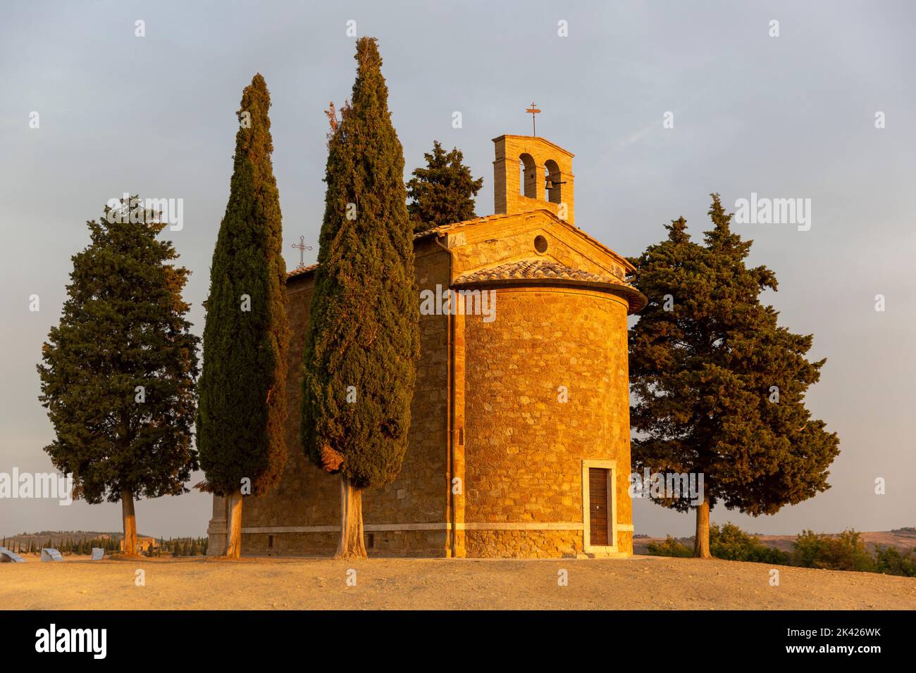 La bella Cappella toscana della Madonna di Vitaleta all'alba Foto Stock