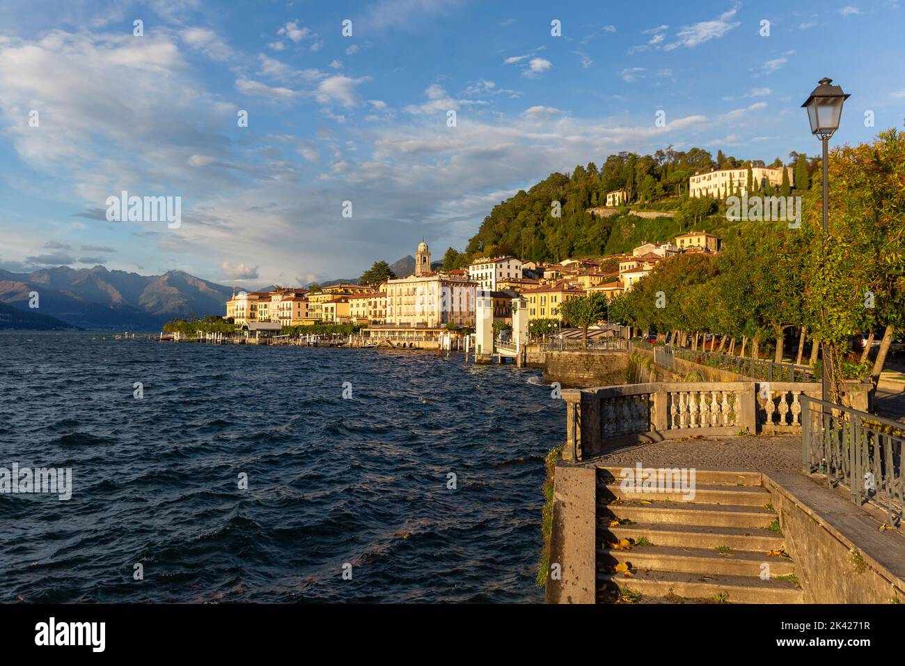 Bellagio sul Lago di Como nella bella luce notturna Foto Stock