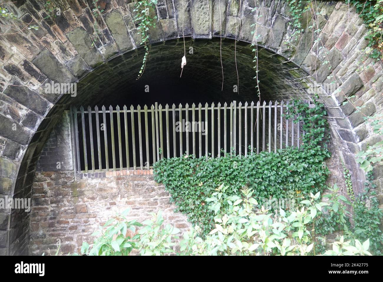 Un tunnel bloccato sul Sentiero della Valle di Sett, New Mills, Derbyshire Foto Stock