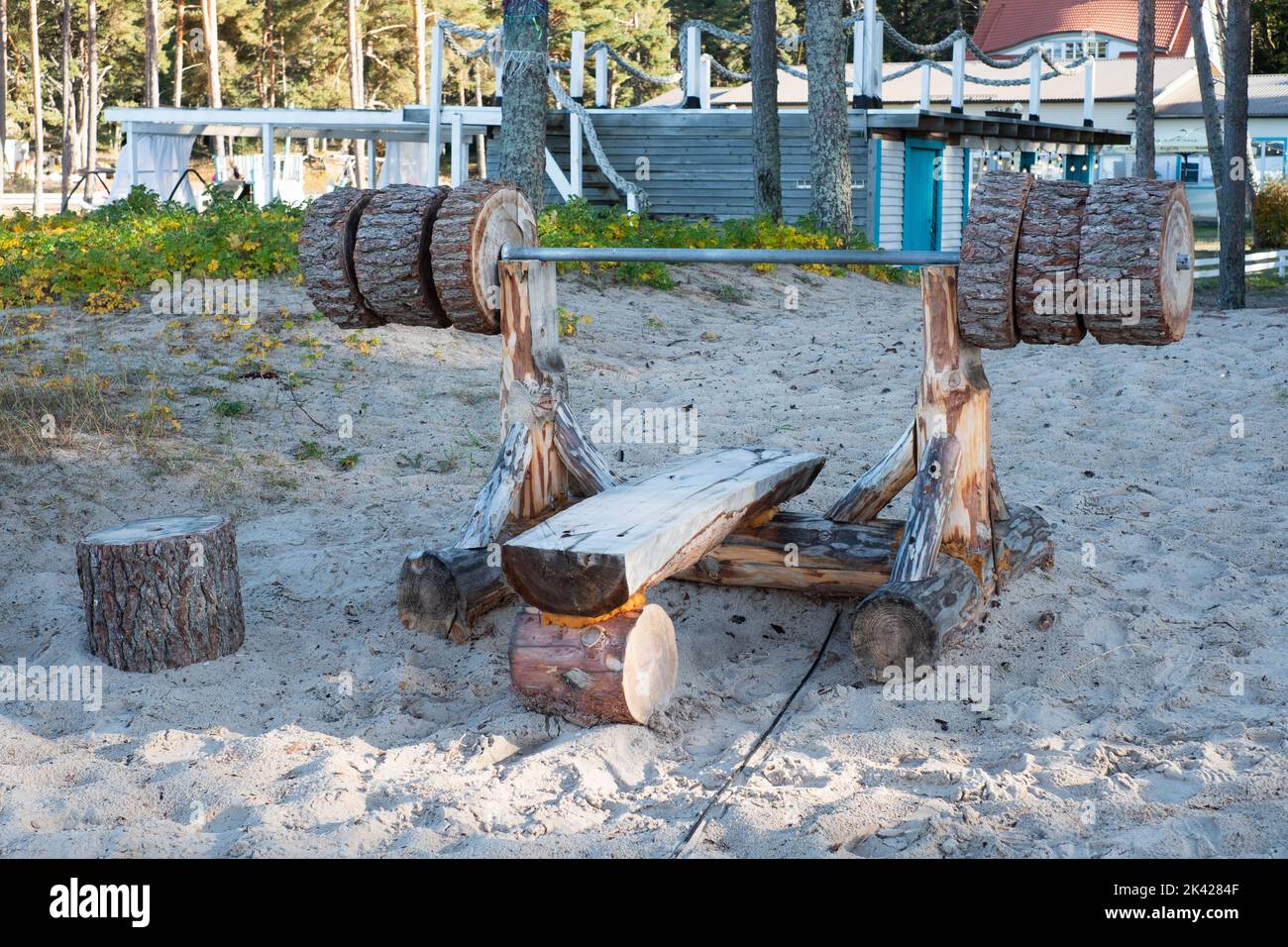 Pressa per panchine in legno in un parco fatto di tronchi pesanti. Foto Stock