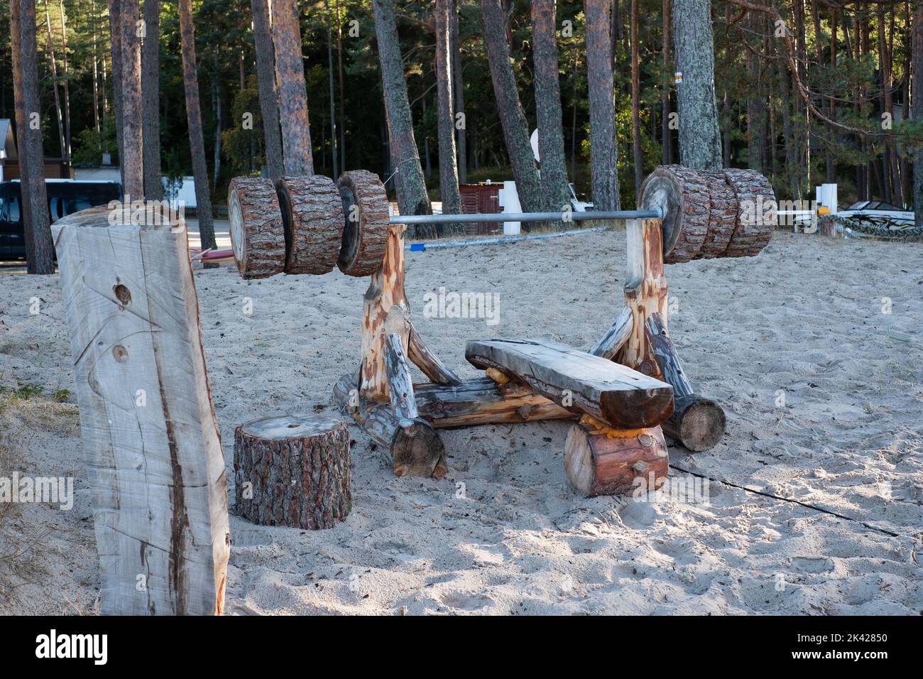 Pressa per panchine in legno in un parco fatto di tronchi pesanti. Foto Stock