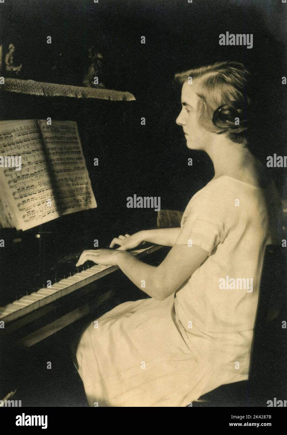 Donna che suona il pianoforte, Italia 1927 Foto Stock