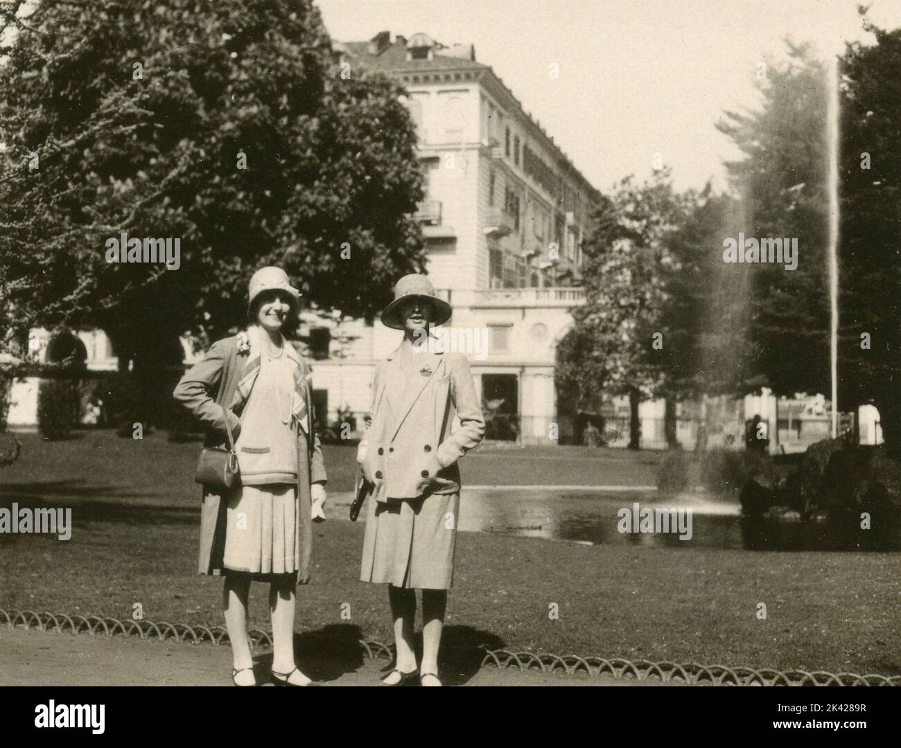 Due donne in una piazza, Italia 1920s Foto Stock