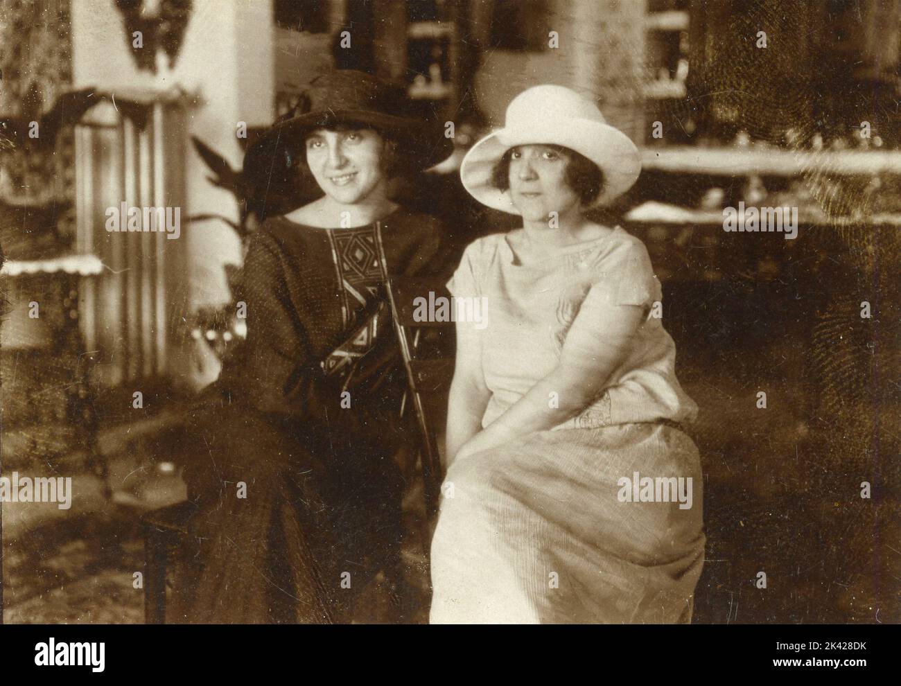Due donne con cappelli, una vestita di bianco, l'altra di nero, Italia 1920s Foto Stock