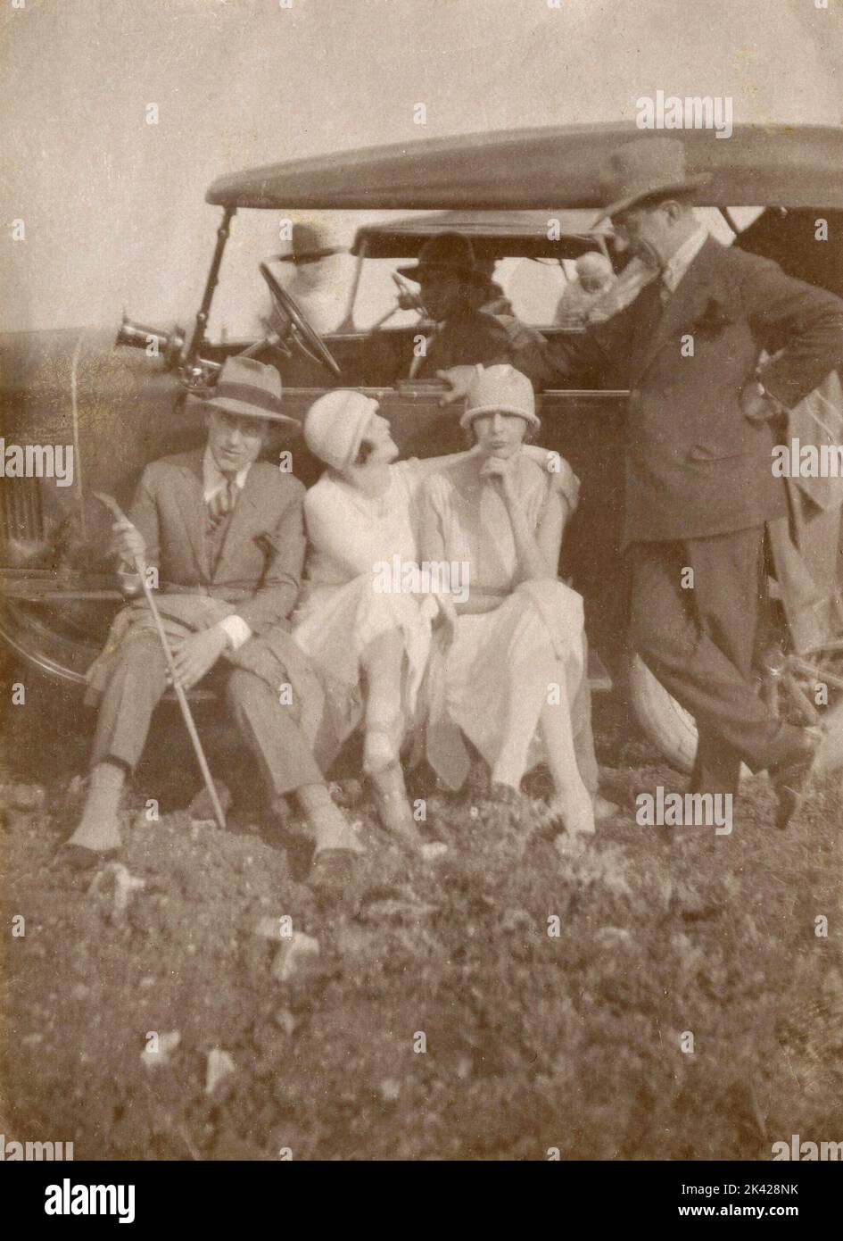 Gruppo di donne e uomini con auto, Italia 1920s Foto Stock