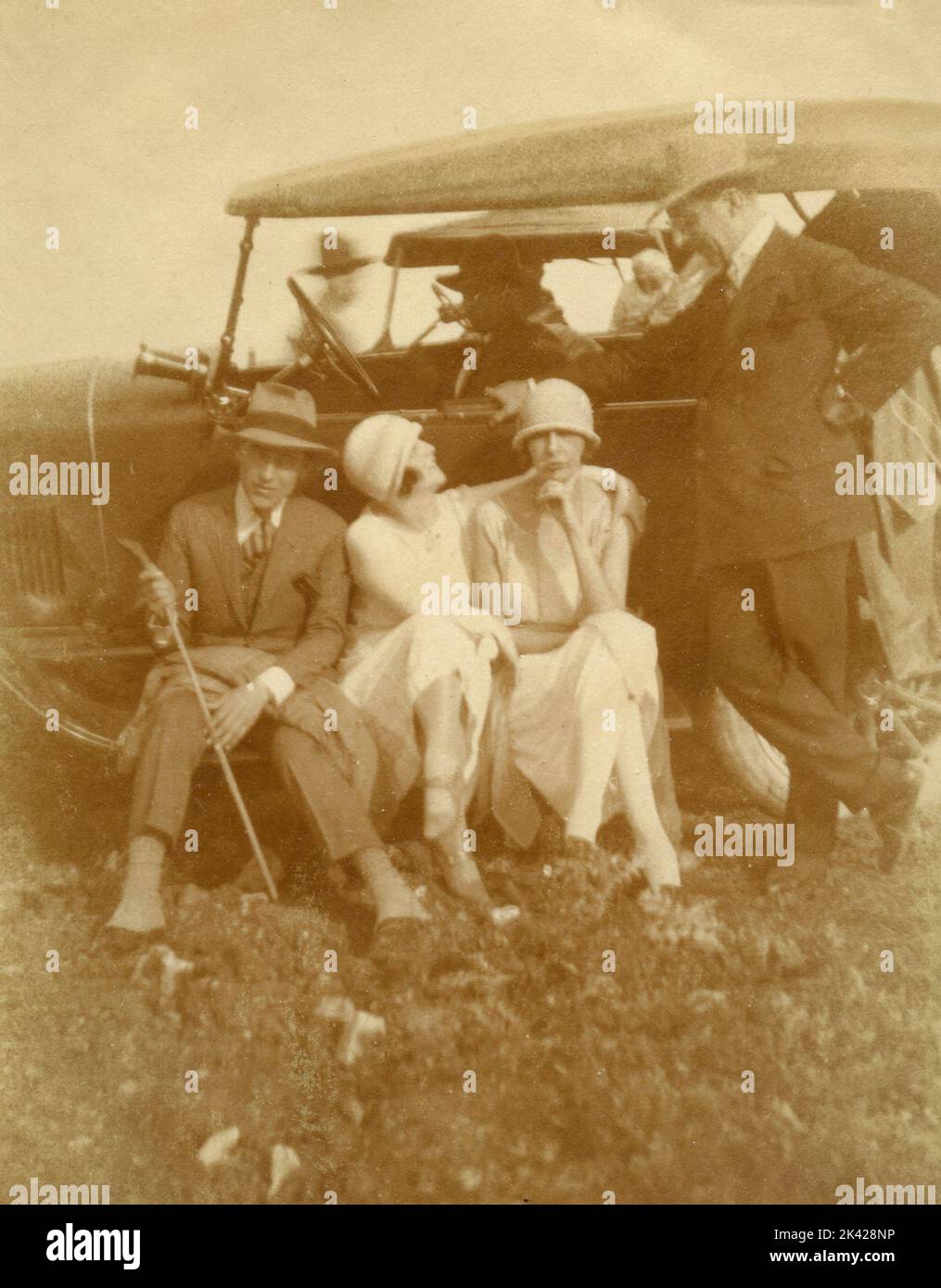 Gruppo di donne e uomini con auto, Italia 1920s Foto Stock