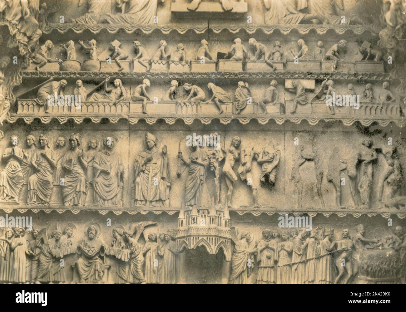 Statua della facciata settentrionale: Sentenza finale, Cattedrale di Reims, Francia, 1940s Foto Stock