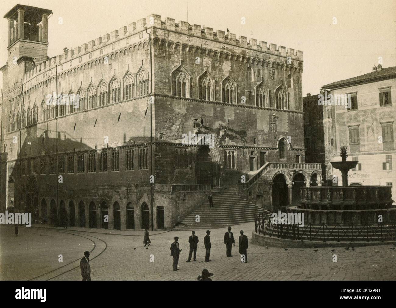 Gruppo di uomini fuori dal Palazzo dei Priori in Piazza IV Novembre, Perugia, Italia 1920s Foto Stock