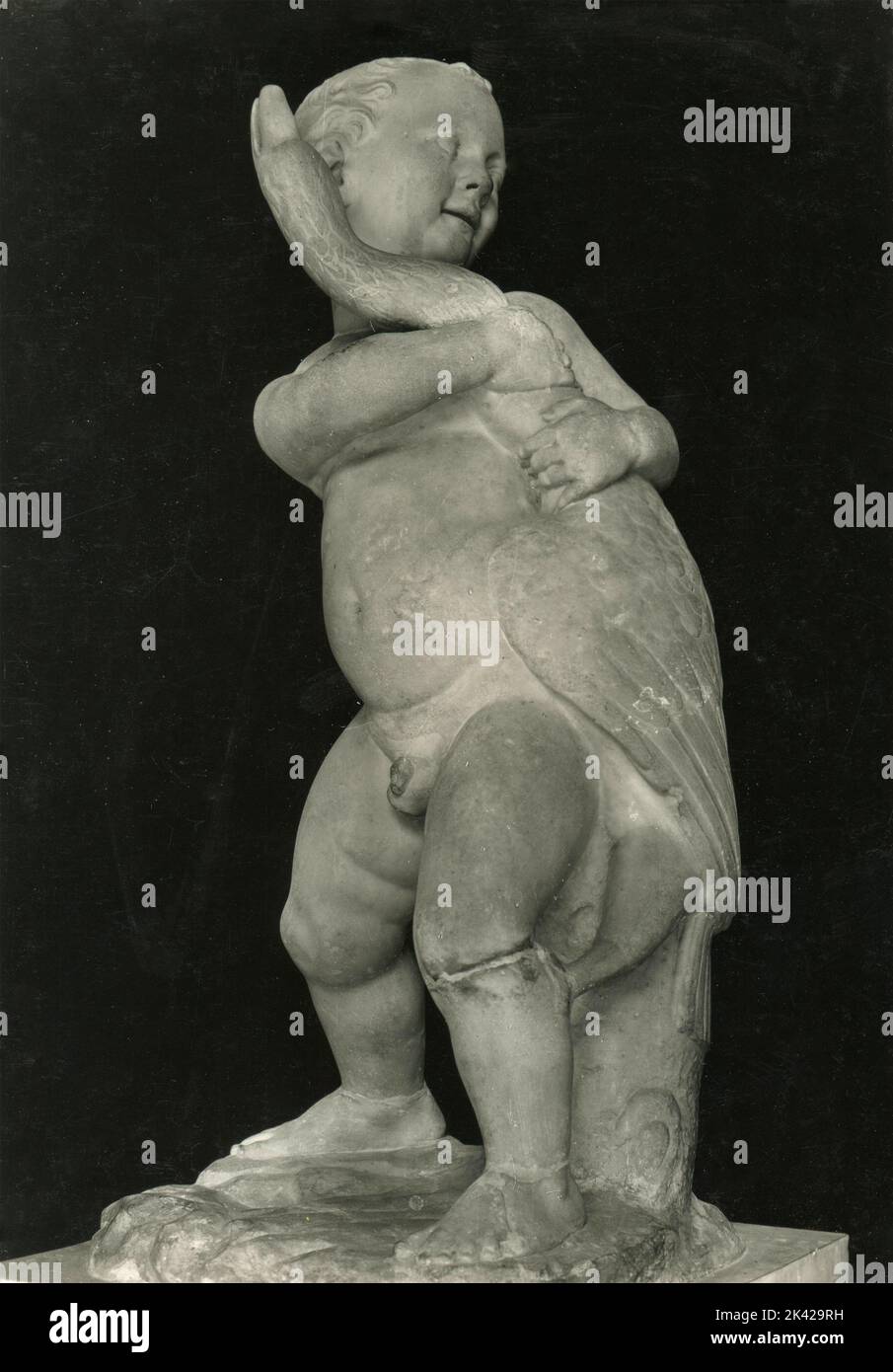 Antica statua romana di un bambino con anatra, dopo l'originale di Boethus, Museo Romano, Roma, Italia 1930s Foto Stock