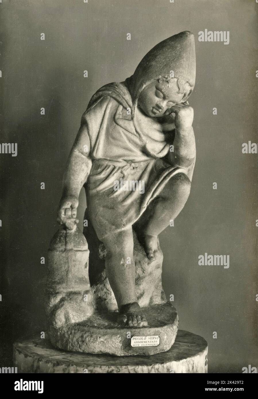 Antica statua romana: Piccolo servo con lanterna si addormentò mentre aspettava, Museo Romano, Roma, Italia 1930s Foto Stock