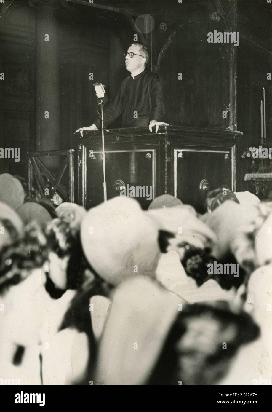 Il sacerdote italiano Federico Lombardi parla all'incontro dei giovani cattolici nella Basilica di Santa Maria maggiore, Roma, Italia 1948 Foto Stock
