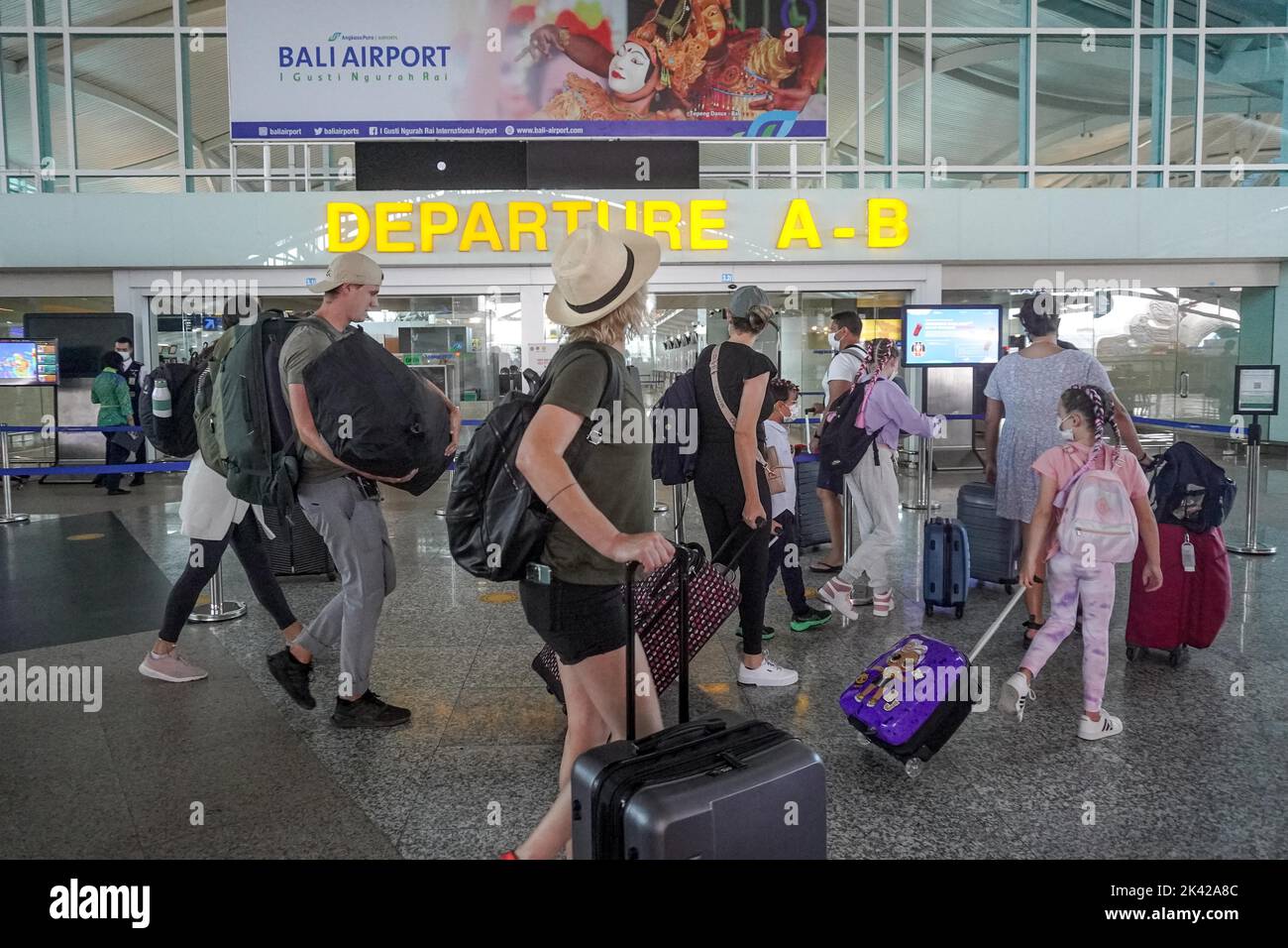 Badung, Bali, Indonesia. 29th Set, 2022. I passeggeri entrano nel terminal delle partenze quando lasciano l'isola di Bali.Â il numero di voli internazionali all'aeroporto i GUSTI NGURAH RAI di Bali continua ad aumentare man mano che gli effetti dell'epidemia di Covid-19 sulle norme di viaggio diventano meno gravi. In base ai dati dell'aeroporto, nel settembre 2022 saranno più di 20,000 i passeggeri stranieri in arrivo e in partenza in media giornaliera. (Credit Image: © Dicky Bisinglasi/ZUMA Press Wire) Foto Stock