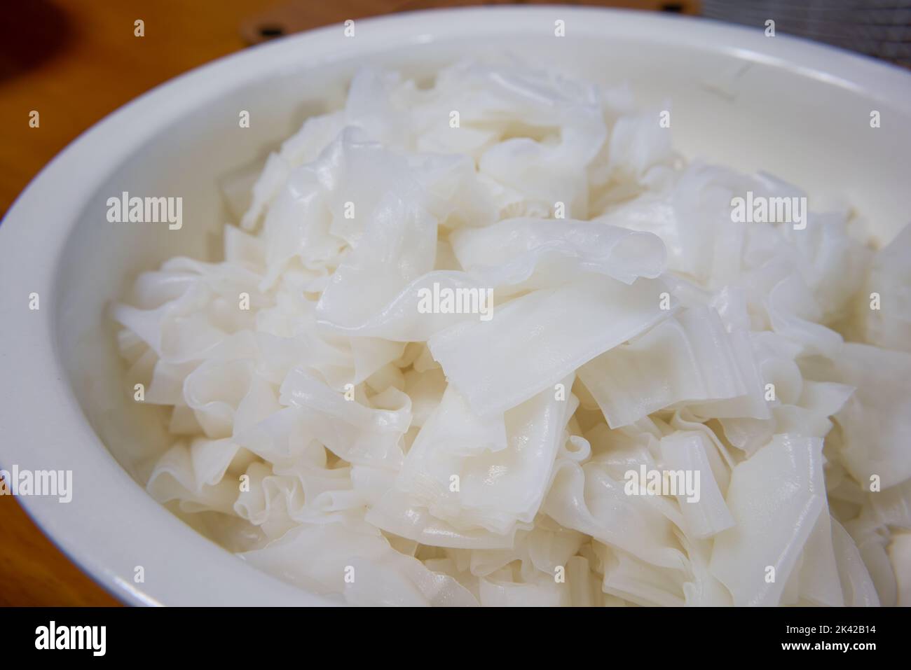 Una ciotola di tagliatelle di riso fresche e bianche, tagliatelle Chencun Foto Stock