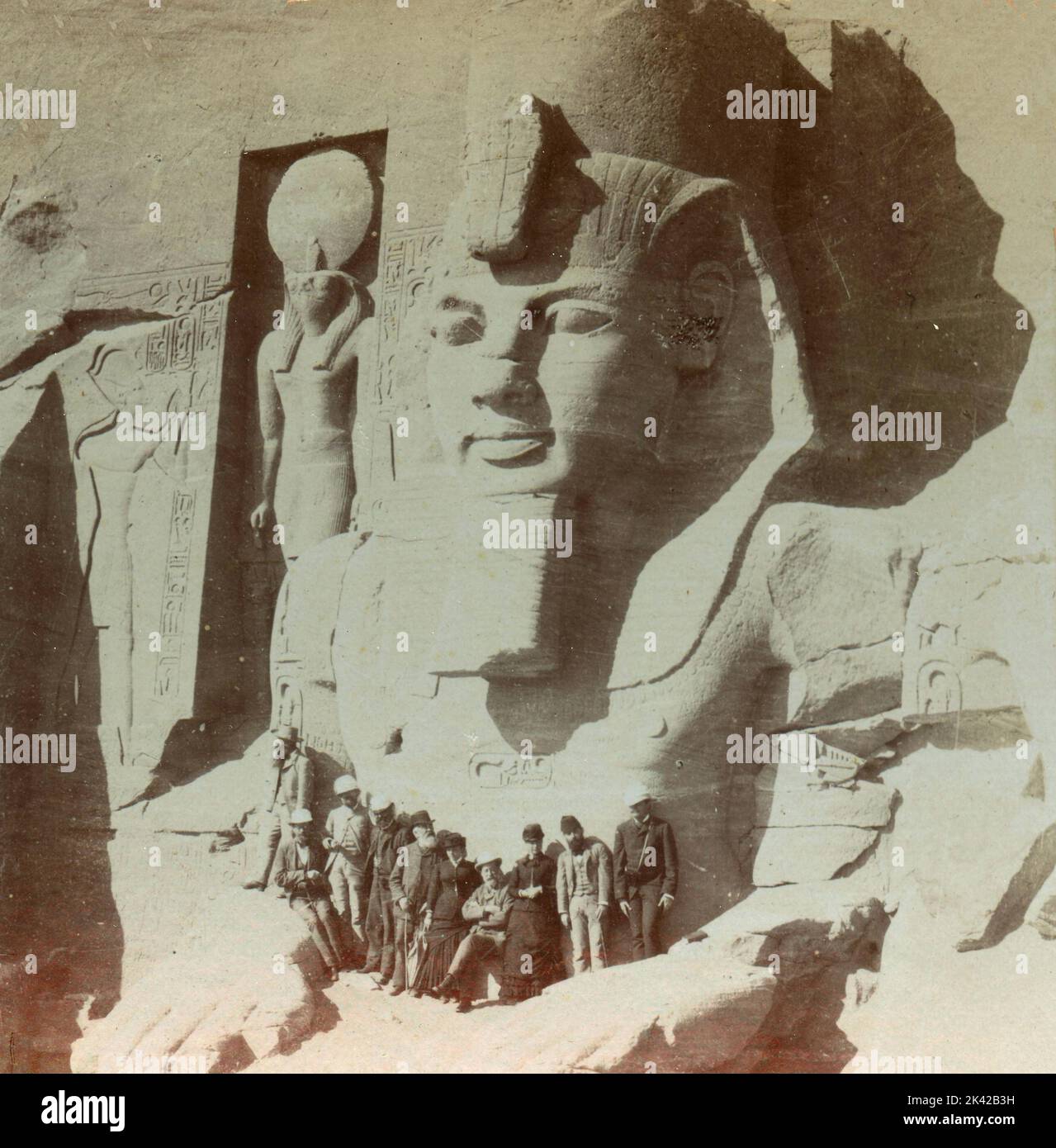 Gruppo di turisti in giro di Colosso, Egitto 1900s Foto Stock