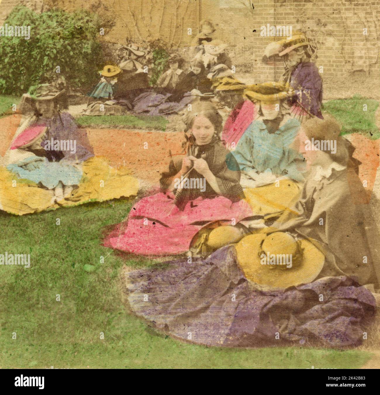 Gruppo di donne che cucano in giardino, 1890s Foto Stock