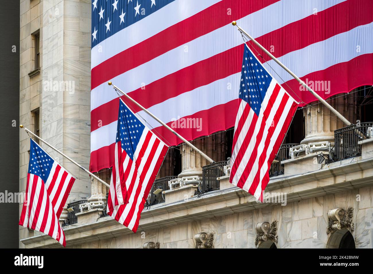 La facciata dell'edificio della Borsa di New York (NYSE) adornata con le bandiere degli Stati Uniti, Wall Street, Lower Manhattan, New York, USA Foto Stock