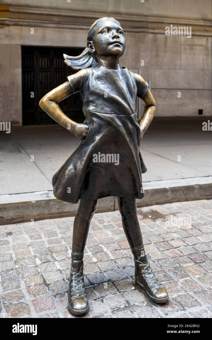 Scultura in bronzo "Fearless Girl" dell'artista Kristen Visbal di fronte al New York Stock Exchange Building, Lower Manhattan, New York, USA Foto Stock