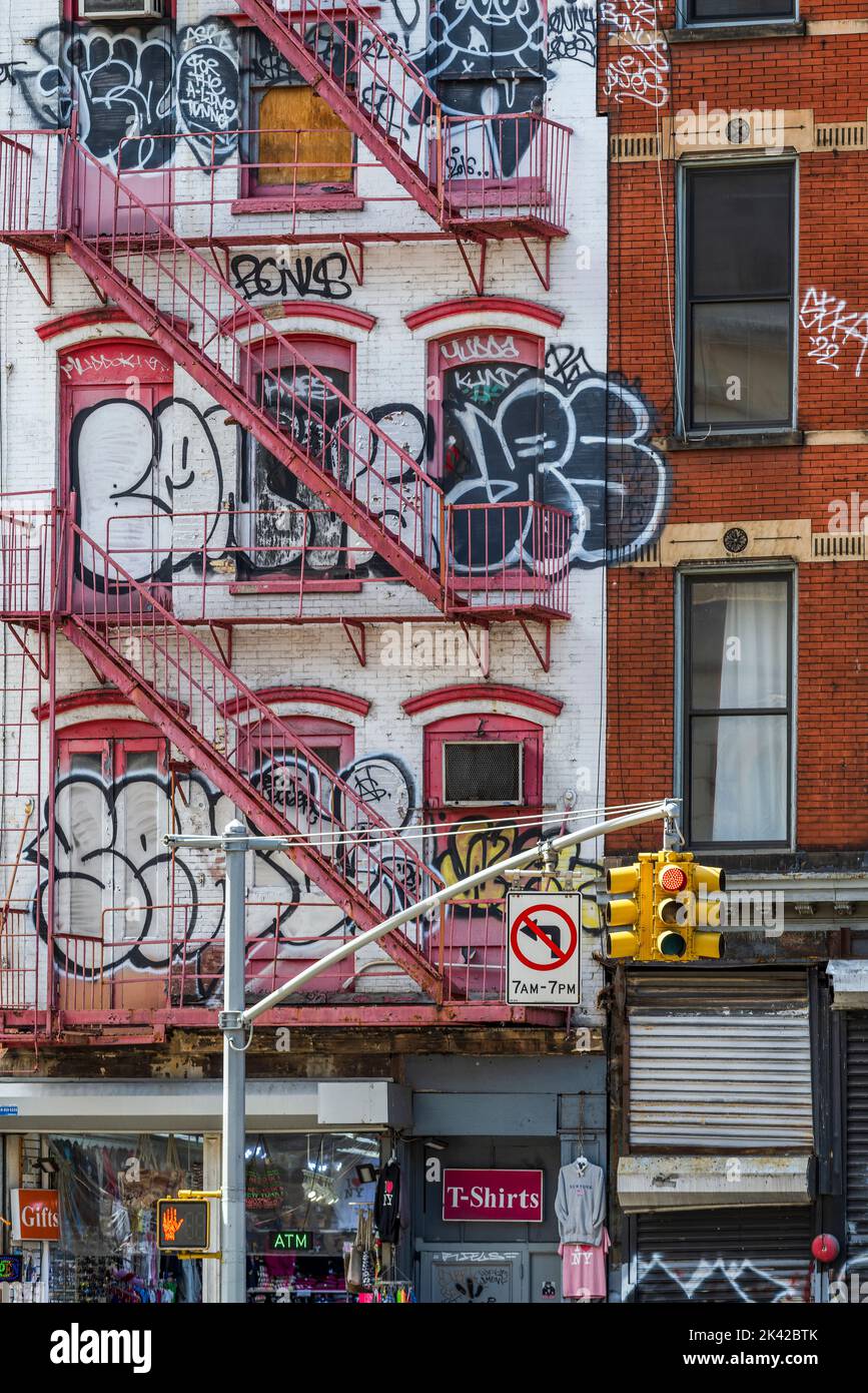 Graffiti art sulla facciata di un vecchio edificio nell'East Village, Manhattan, New York, USA Foto Stock