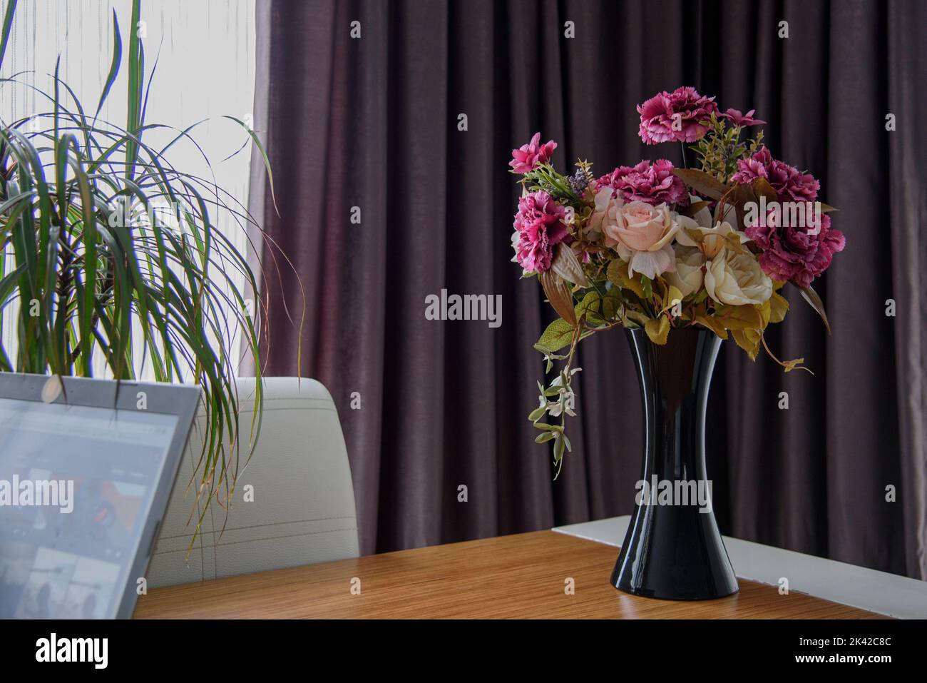 Interno casa con i fiori in vaso nero Foto Stock