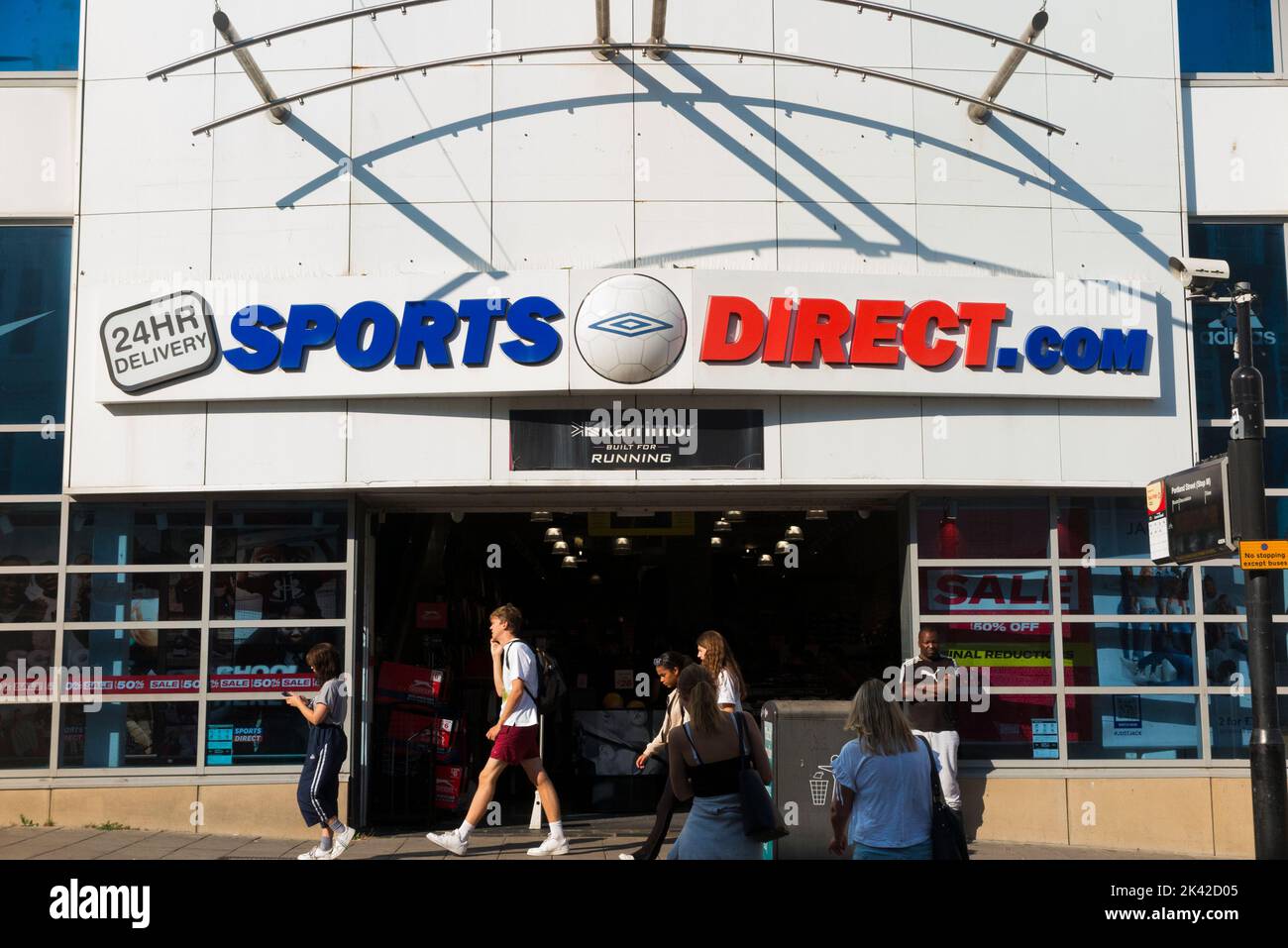Negozio esterno / esterno del negozio di attrezzature sportive Sports Direct, rivenditore / negozio a Brighton, East Sussex. Regno Unito, in una giornata di sole. (131) Foto Stock
