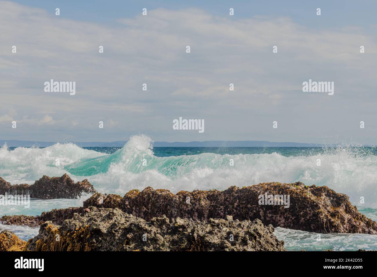 Roccia dell'onda di mare schiacciata. Crash di pietra onda di mare sulla roccia sul mare Foto Stock