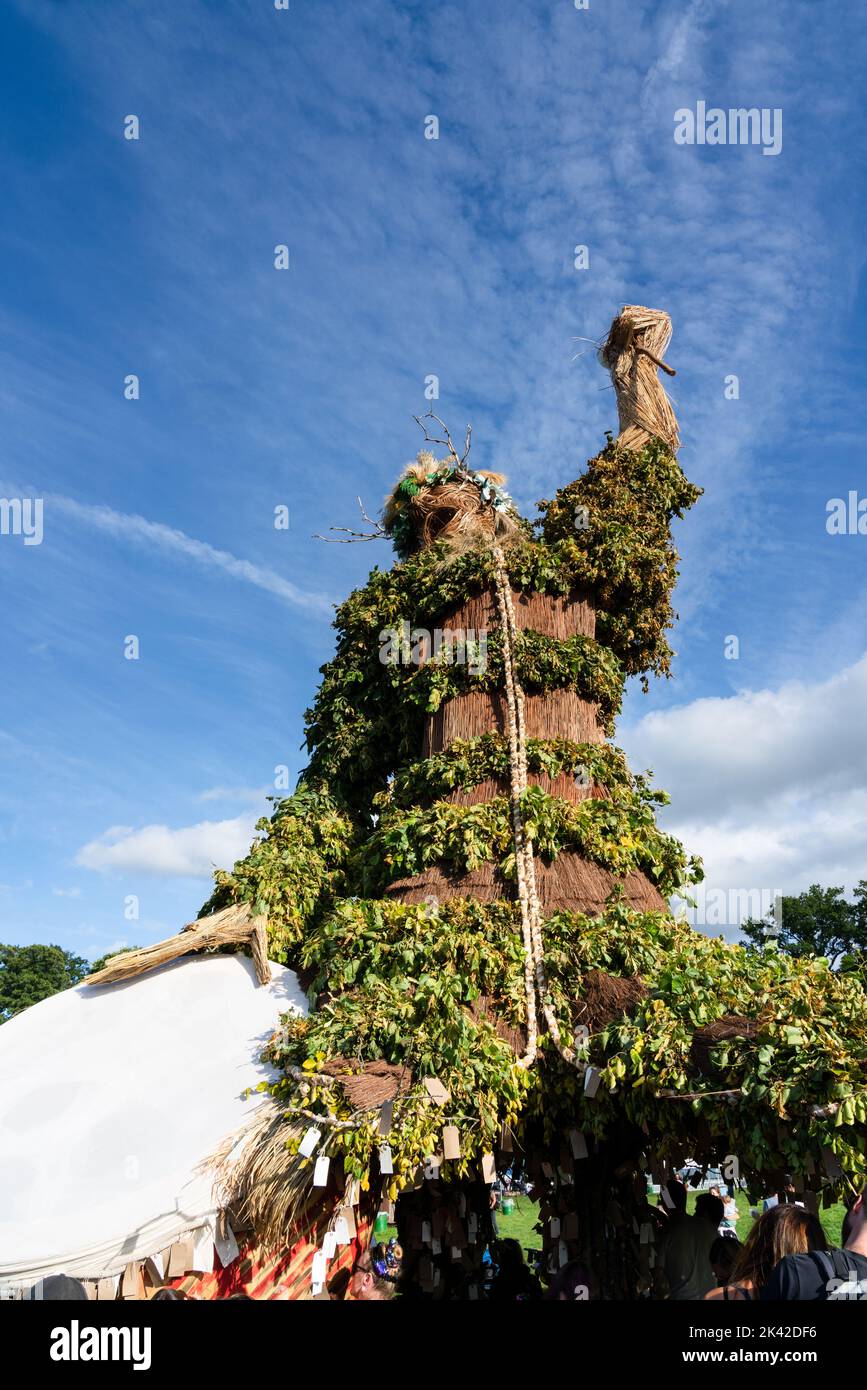 GIGANTE DELLA BATTERIA: Il gigante vimini il primo giorno del Green Man Festival 2019 a Glanusk Park nel Brecon Beacons, Galles. Foto: Rob Watkins 2019 Foto Stock