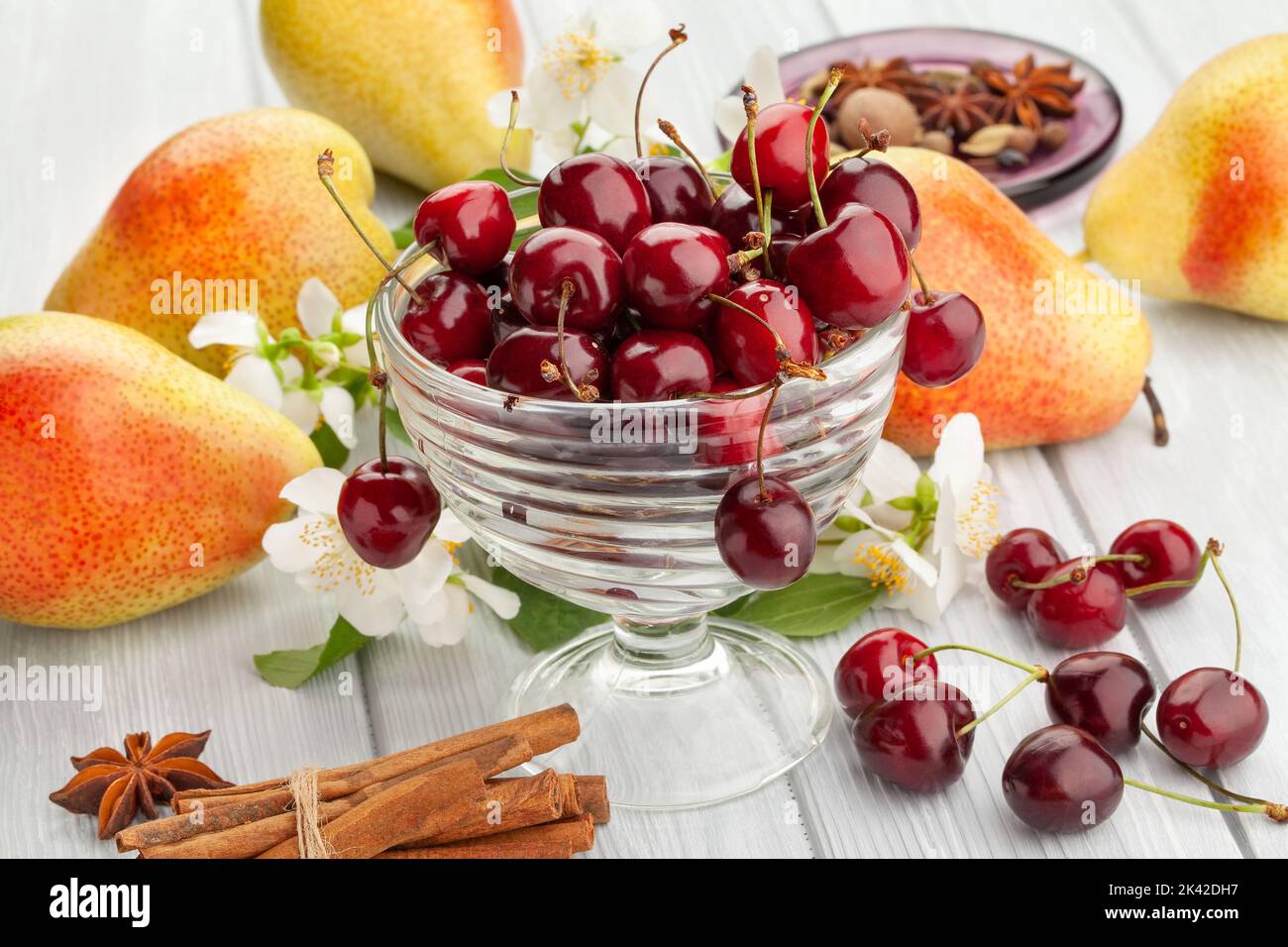 ciliegie rosse su sfondo di legno Foto Stock