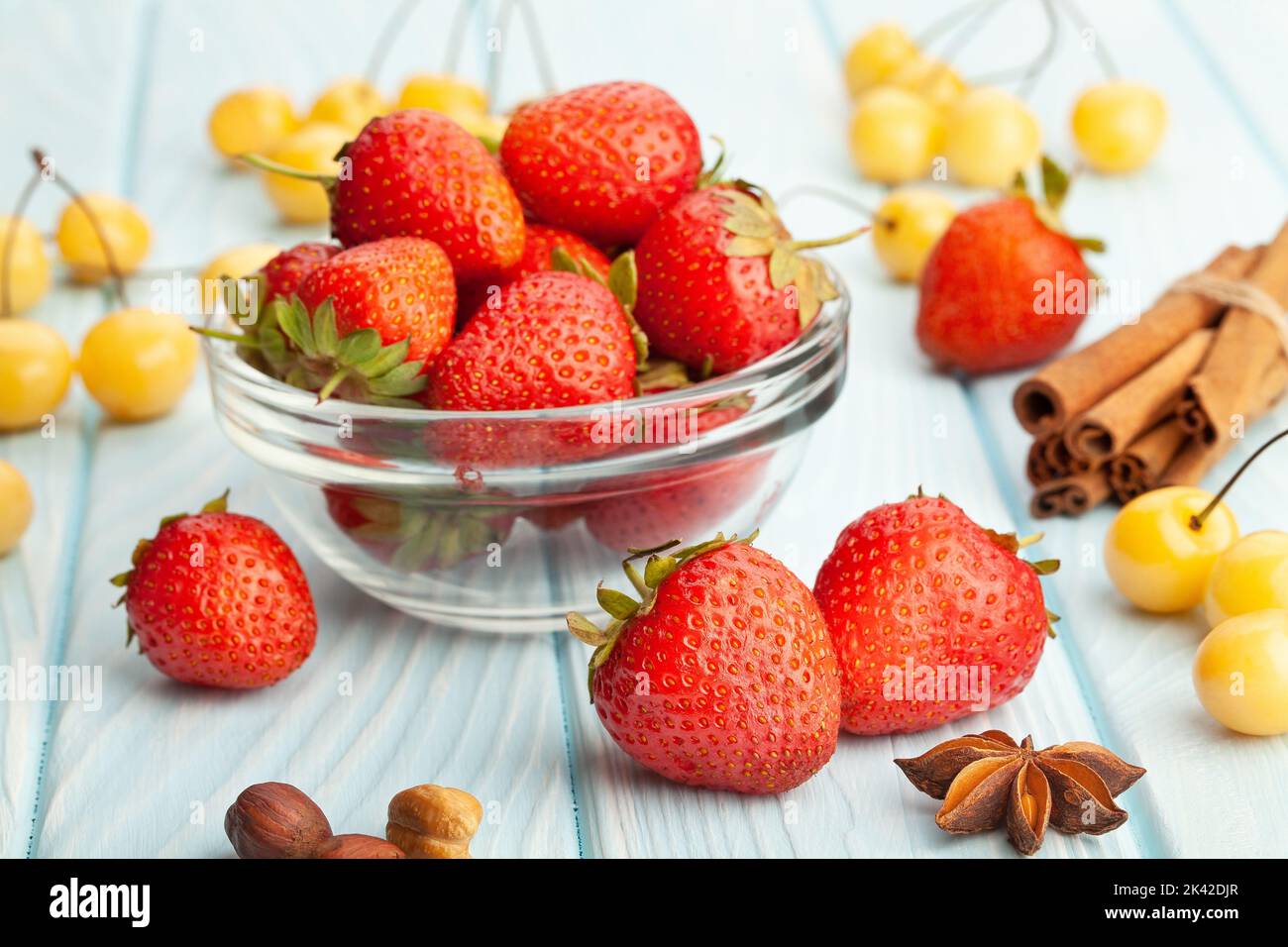 ciotola di fragole su sfondo di legno Foto Stock