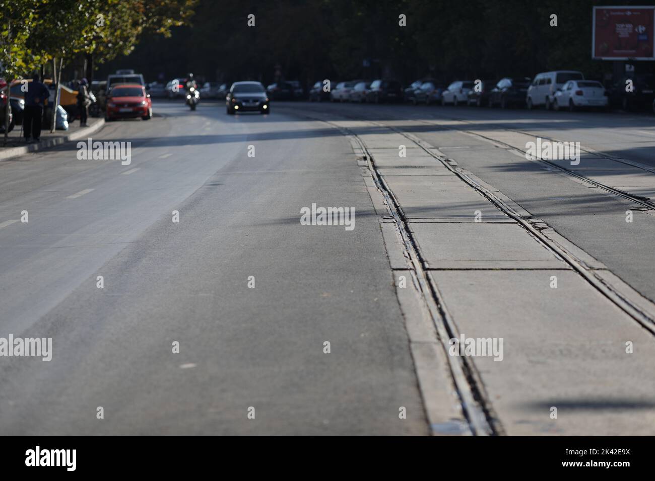 Profondità di campo ridotta (fuoco selettivo) dettagli con vecchie, arrugginite e usurate guide del tram per le strade di Bucarest. Foto Stock