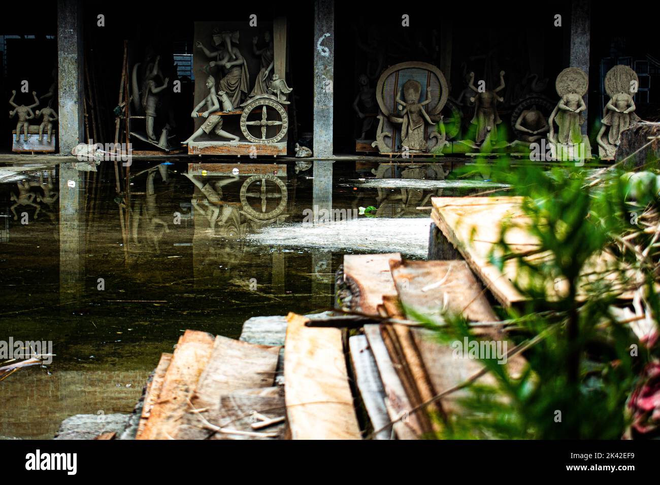 Fare idolo della dea Durga in idol fabbrica di produzione come parte del Durga Puja festival, il più grande festival religioso indù in Bangladesh e India Foto Stock