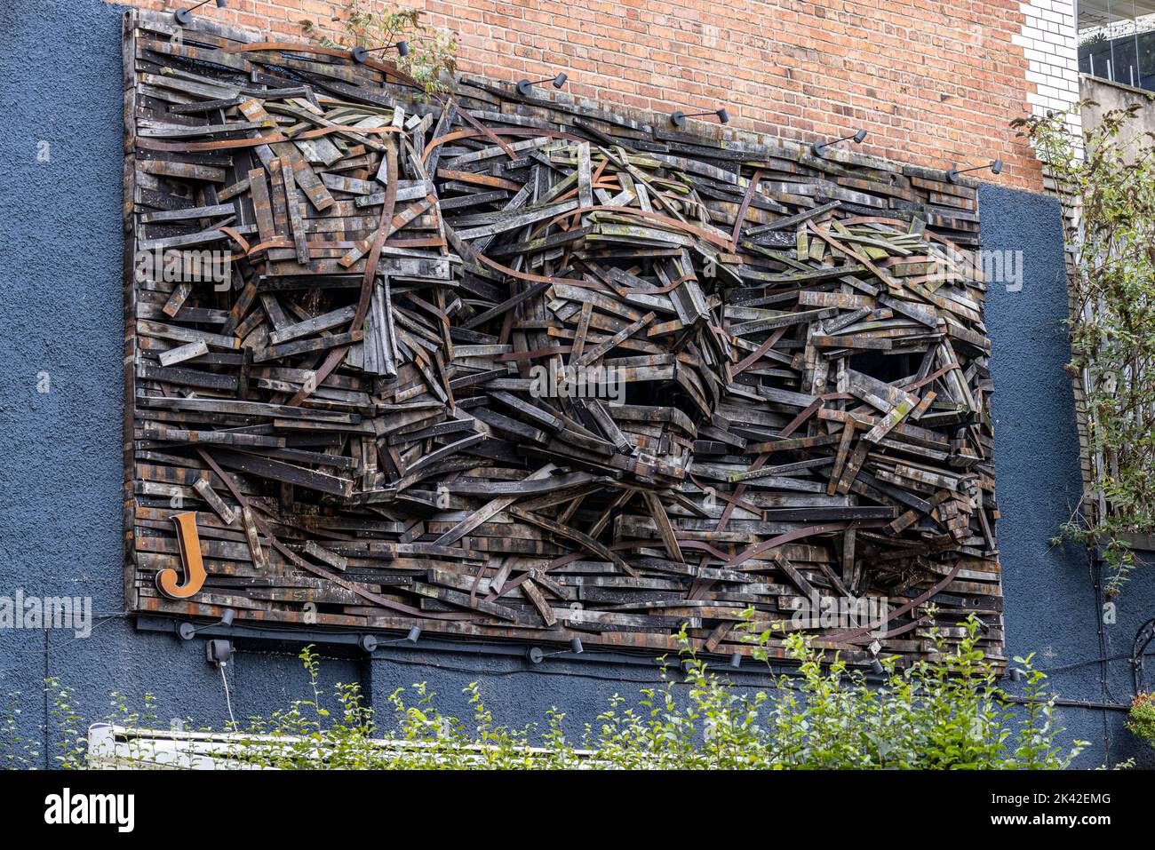 Muro murale di tre facce di legno tavole, il National, Skipper Street, Belfast, Irlanda del Nord. Foto Stock