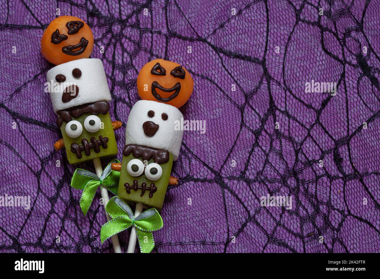 Papavero di frutta con marshmallow decorato per Halloween Foto Stock