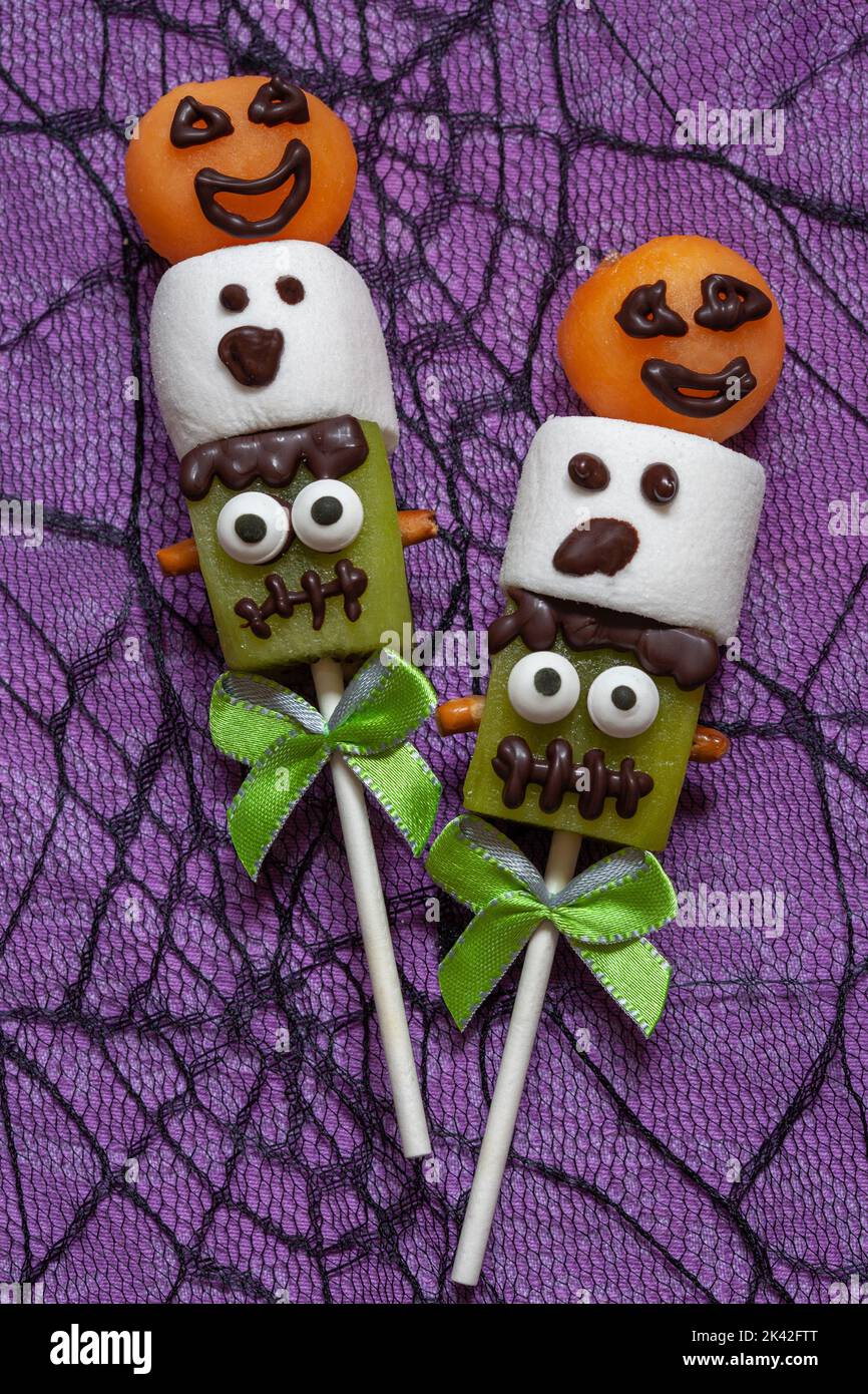Papavero di frutta con marshmallow decorato per Halloween Foto Stock
