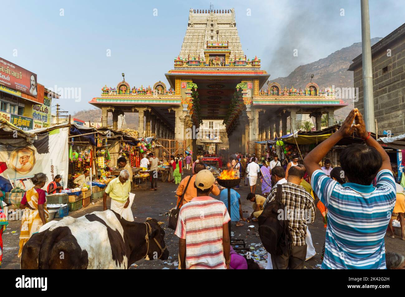 Tiruvannamalai, Tamil Nadu, India : i devoti pregano fuori del tempio di Annamalaiyar, uno dei cinque luoghi sacri principali di Shaiva in India associati al fi Foto Stock