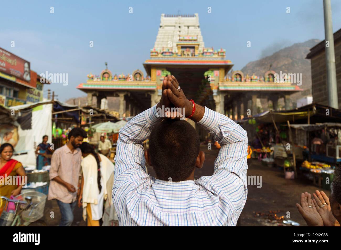 Tiruvannamalai, Tamil Nadu, India : Un uomo prega fuori del tempio di Annamalaiyar, uno dei cinque luoghi sacri principali di Shaiva in India associati ai cinque Foto Stock