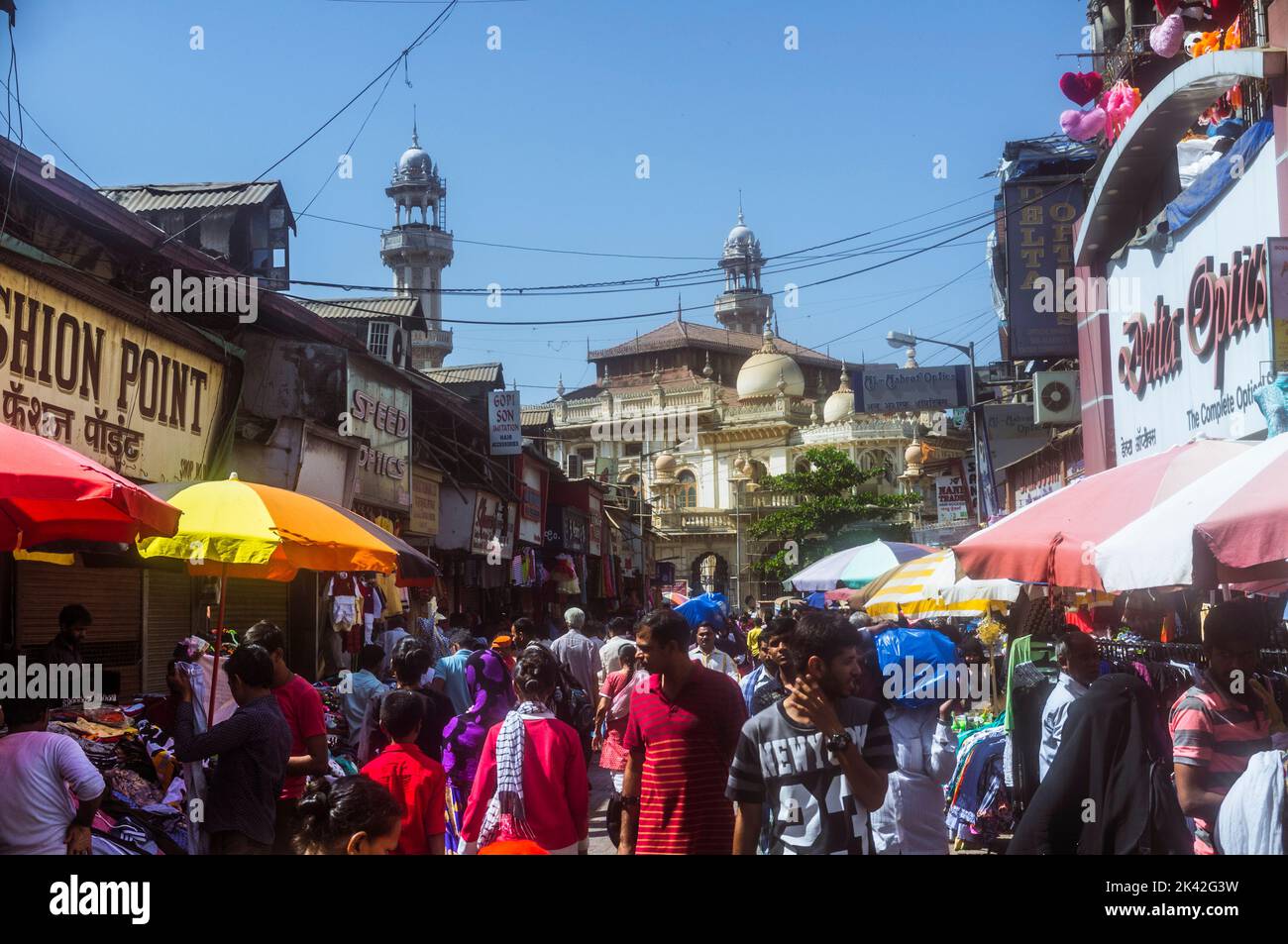 Mumbai, Maharashtra, India: Negozio di persone al mercato di Mangaldas nel quartiere di Kalbadevi. Jama Masjid moschea sullo sfondo. Foto Stock