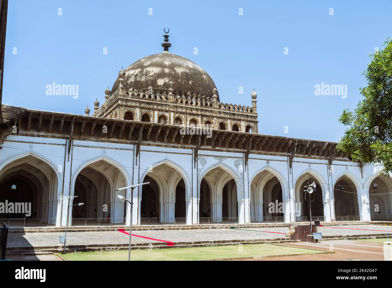 Bijapur, Karnataka, India : la moschea di Jama Masjid, una delle più grandi dell'India meridionale. Fu costruito da Ali Adal Shah i (1558-1580) nell'anno 1578. Foto Stock