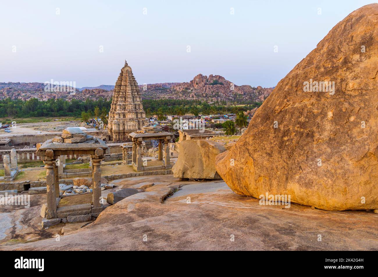 Hampi, Karnataka, India: Tempio Sree Virupaksha del 7° secolo visto al tramonto dalle rovine della collina di Hemakuta. Si ritiene che la funzionalità sia ininterrotta Foto Stock