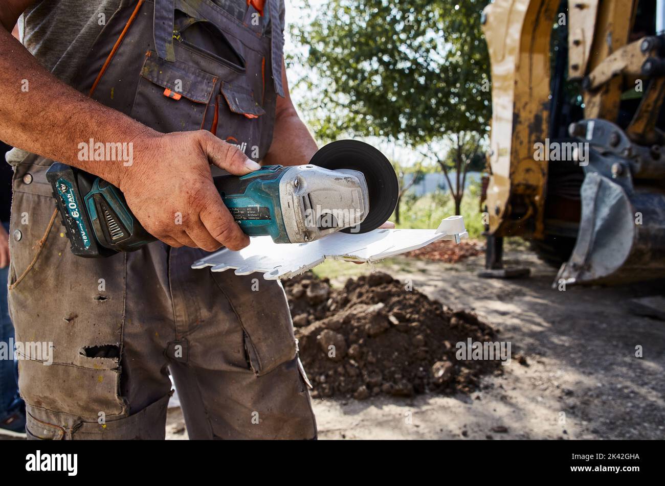 Lavoro di taglio con l'attrezzatura Foto Stock