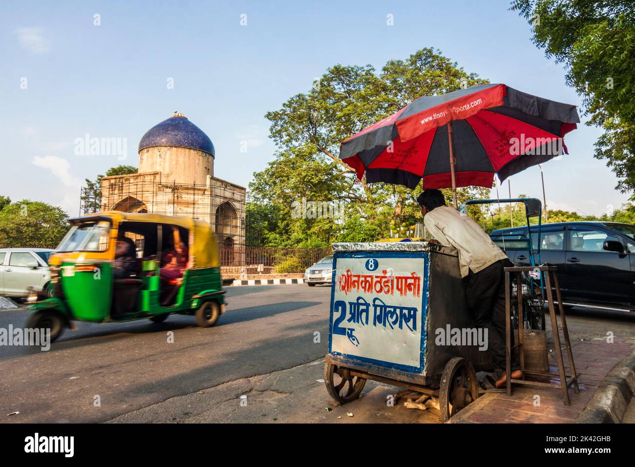 Delhi, India : Un venditore si trova in una rete di stallo succo di lime al 16th ° secolo Sabz Burj ('cupola verde') mausoleo. Una tomba ottagonale situata a Mathura Foto Stock
