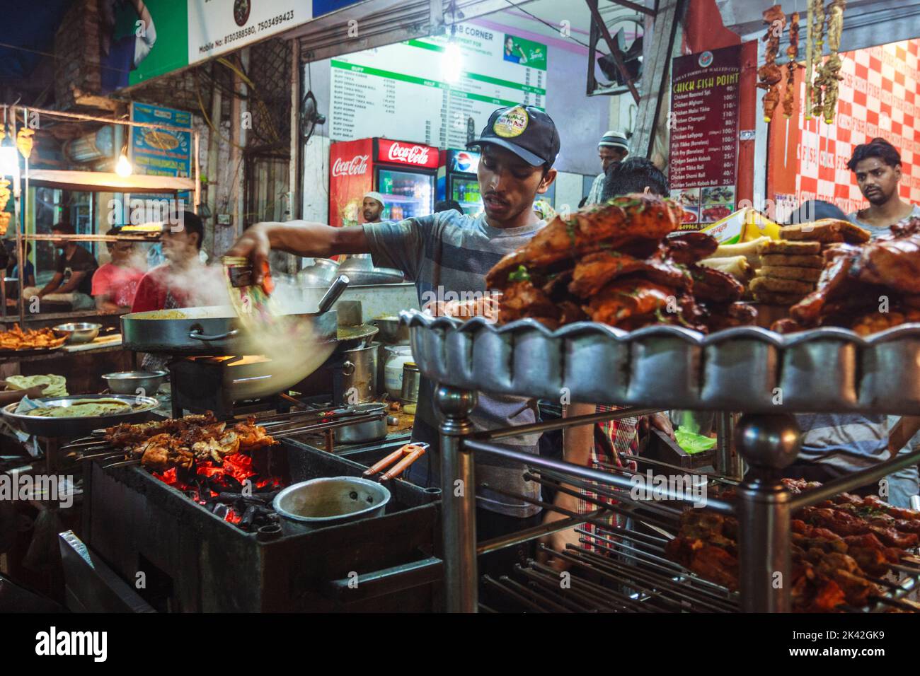 Delhi, India : Un uomo prepara kebab shish spiedati in un vicolo vicino a Nizamuddin dargah. Foto Stock