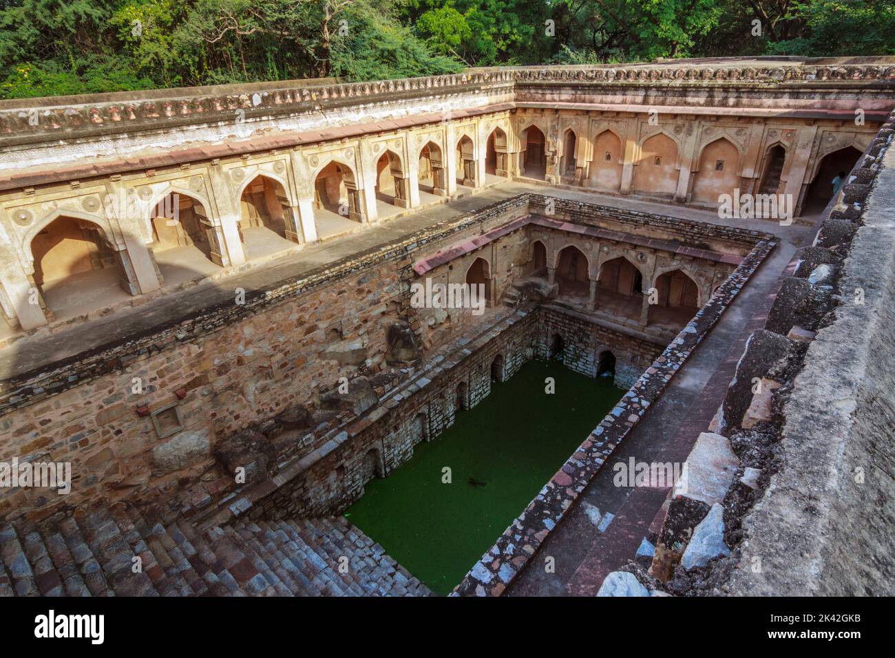 Dehli, India : Rajon ki Baoli 16th ° secolo passo bene nel Parco Archeologico Mehrauli. Foto Stock