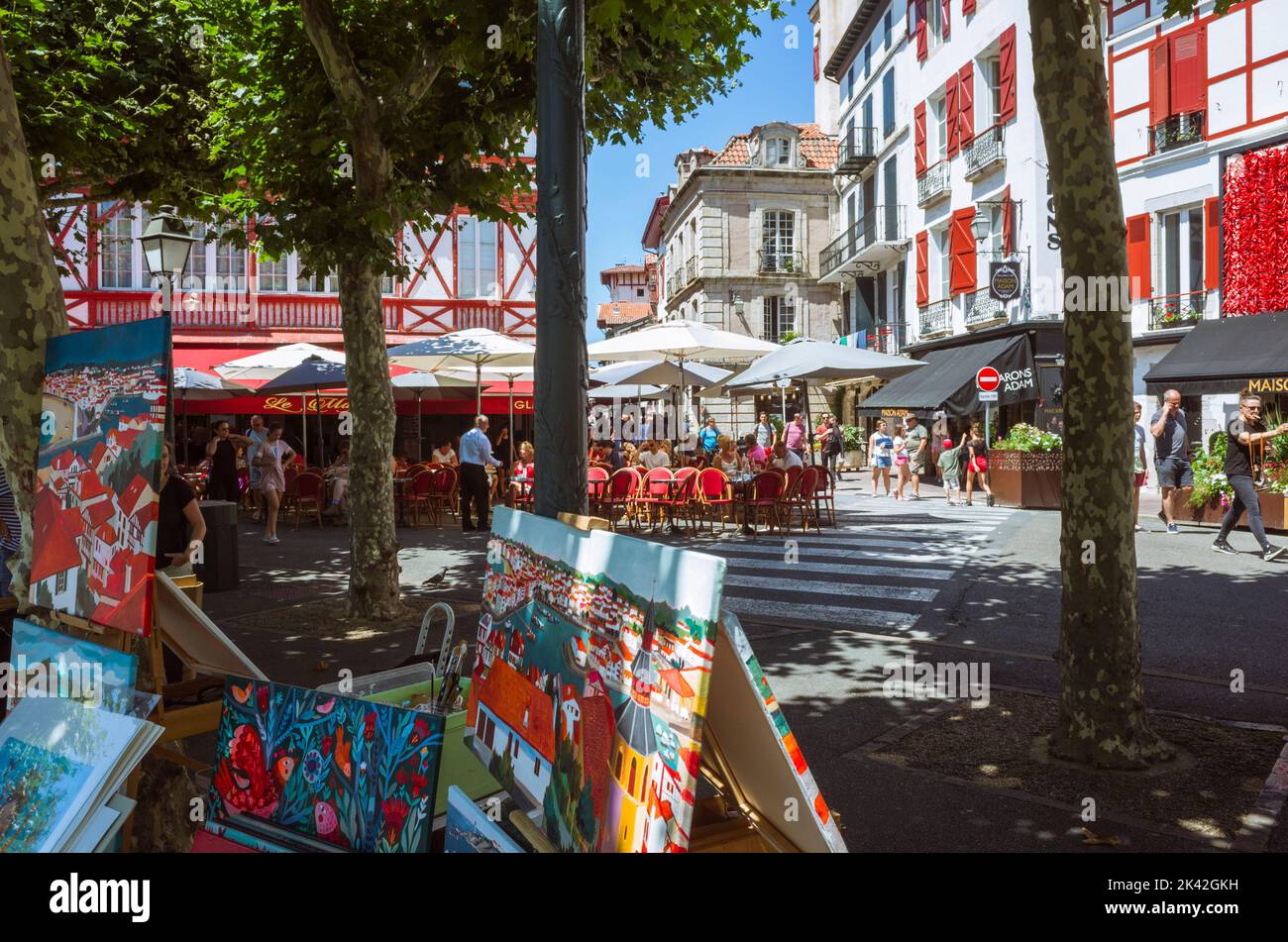 Saint Jean de Luz, Paesi Baschi francesi, Francia - Luglio 19th, 2019 : Dipinti al mercato degli artisti giornalieri in Place Louis XIV nel istor Foto Stock